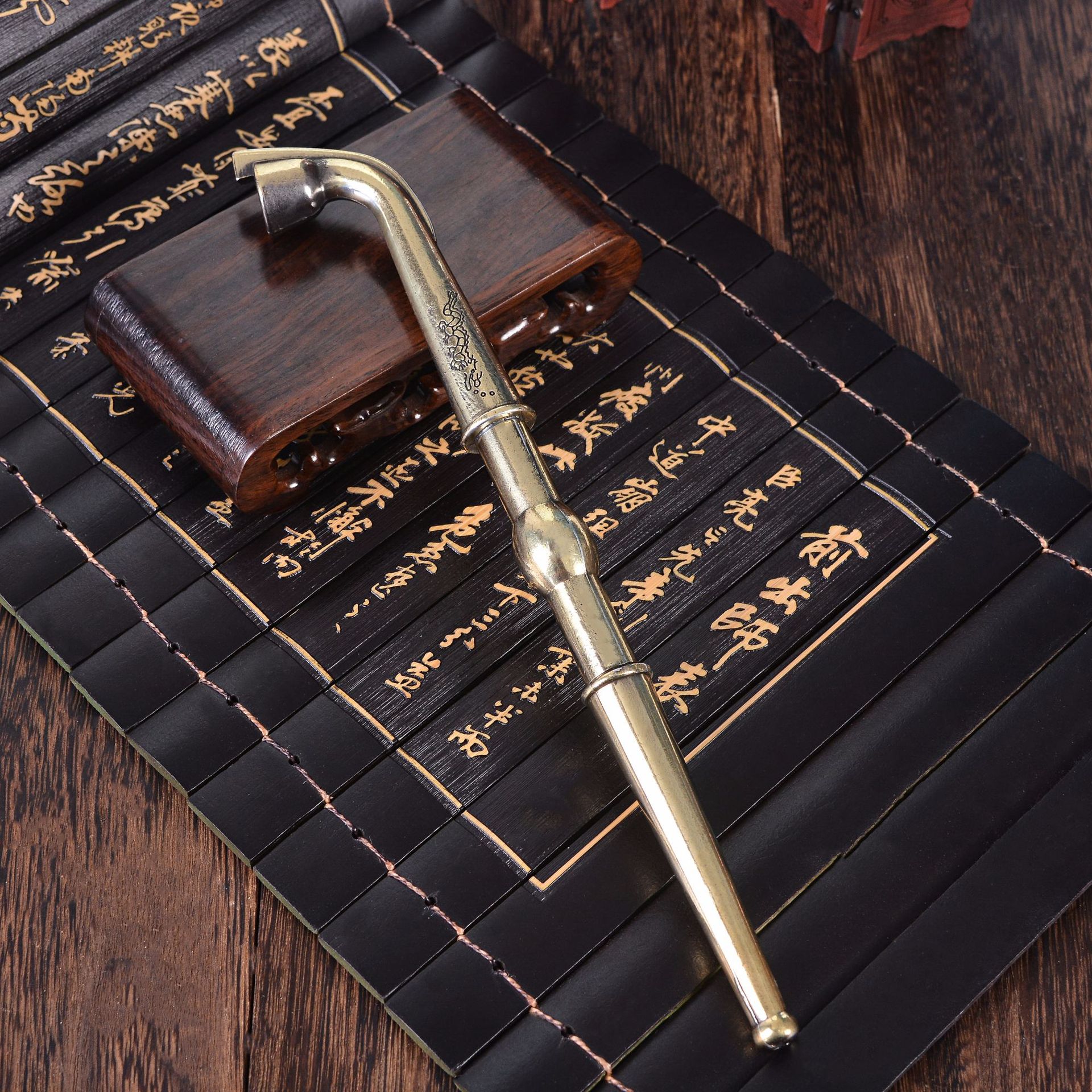 The manufacturer supplies copper-like three-joint copper cigarette butts, filters, long cigarette kettles, grand smoking utensils, business gifts and wholesale gifts