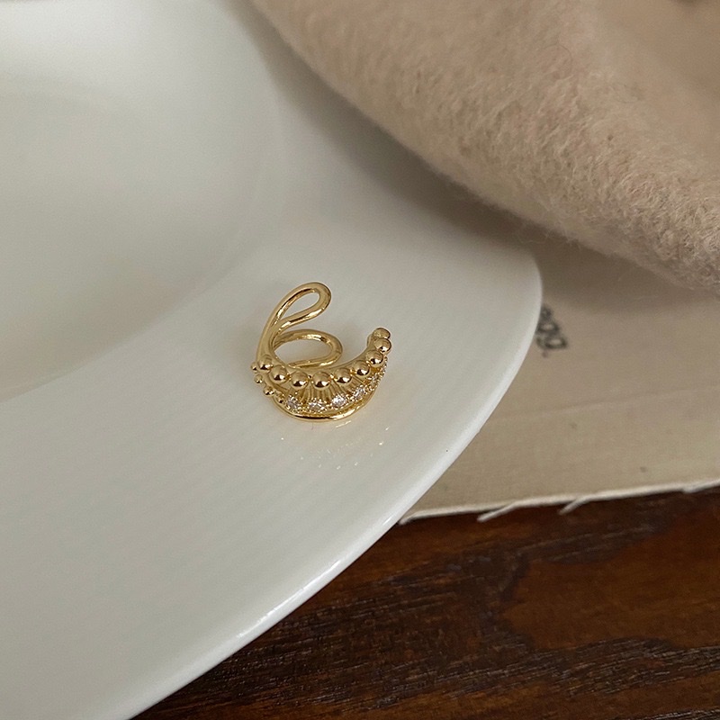 Light luxury pearl ear clips for women's summer, a unique and fashionable style with a high-end feel, no ear holes, ear bone clips, a French simple and elegant ear accessory Specification image