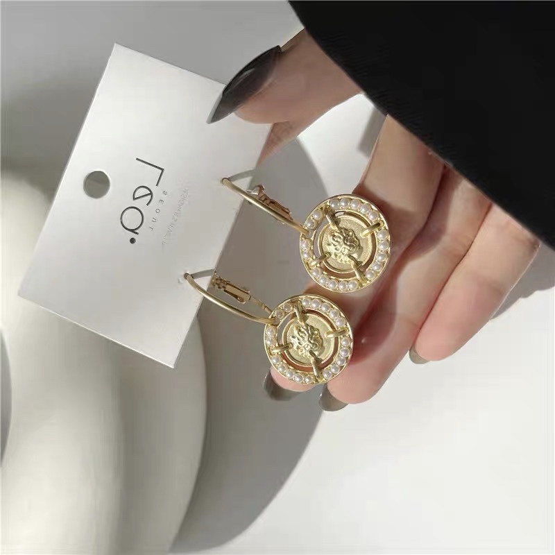 Classic and fashionable metal human head with classical pearl ear hooks details Picture
