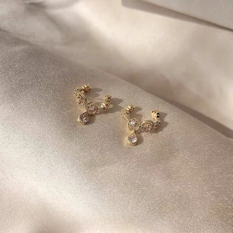 Simple and painless ear clips, no ear holes, internet-famous style, French woven retro water drop fashionable ear bone clips, versatile earrings Item Picture