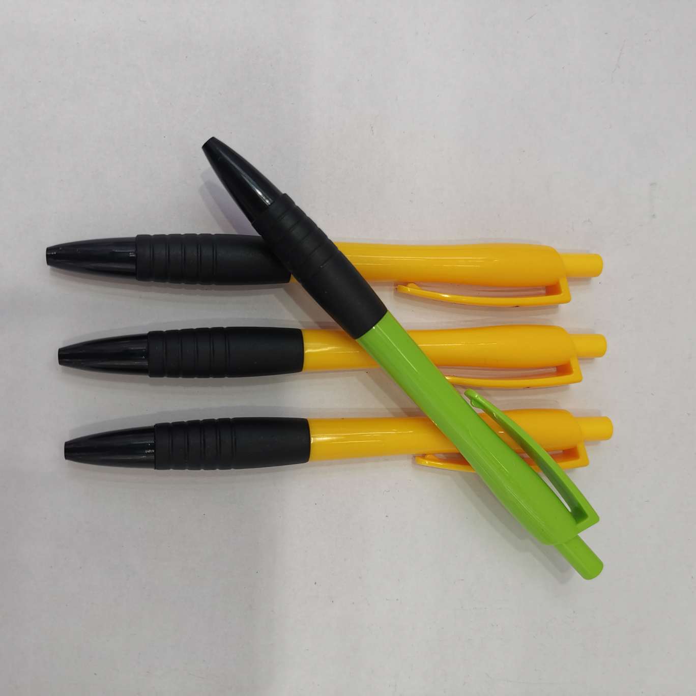 Ballpoint pens are available in stock, trade number 605. Each set contains 32 pens and each box contains 1,920 pens details Picture
