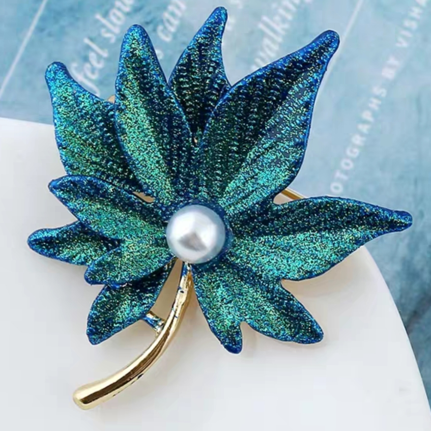 Leaf pearl brooch