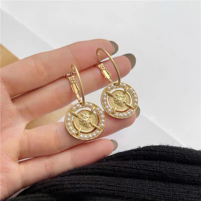 Classic and fashionable metal human head with classical pearl ear hooks Specification image