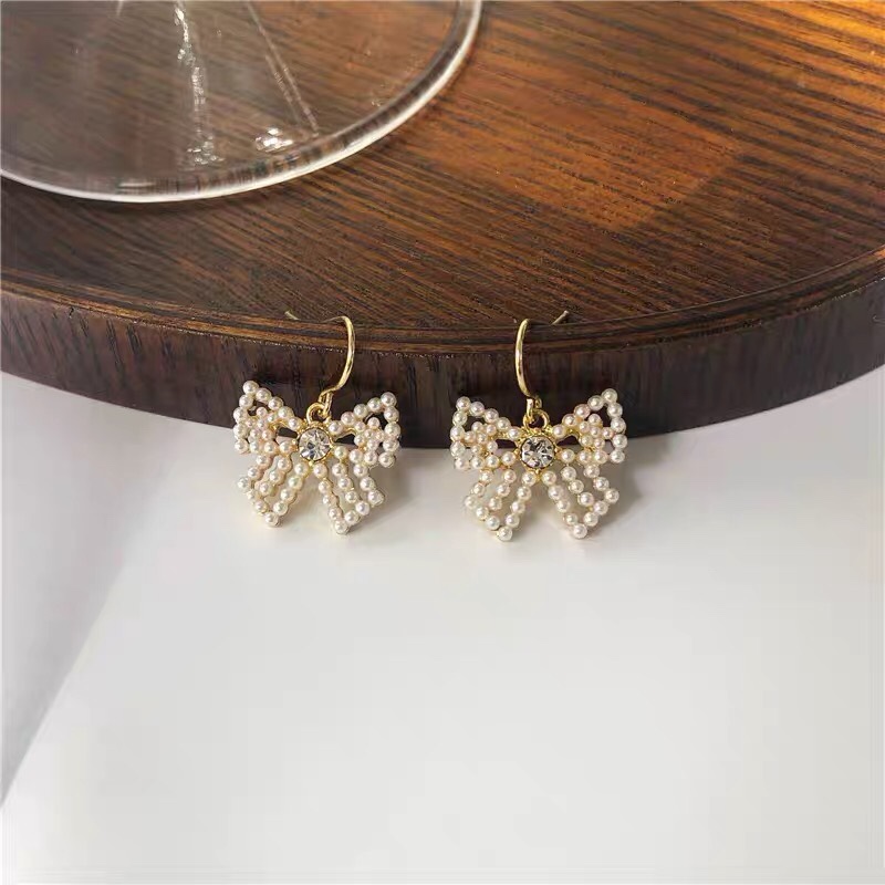 Bow element design: Fashionable, trendy and fresh ear hooks