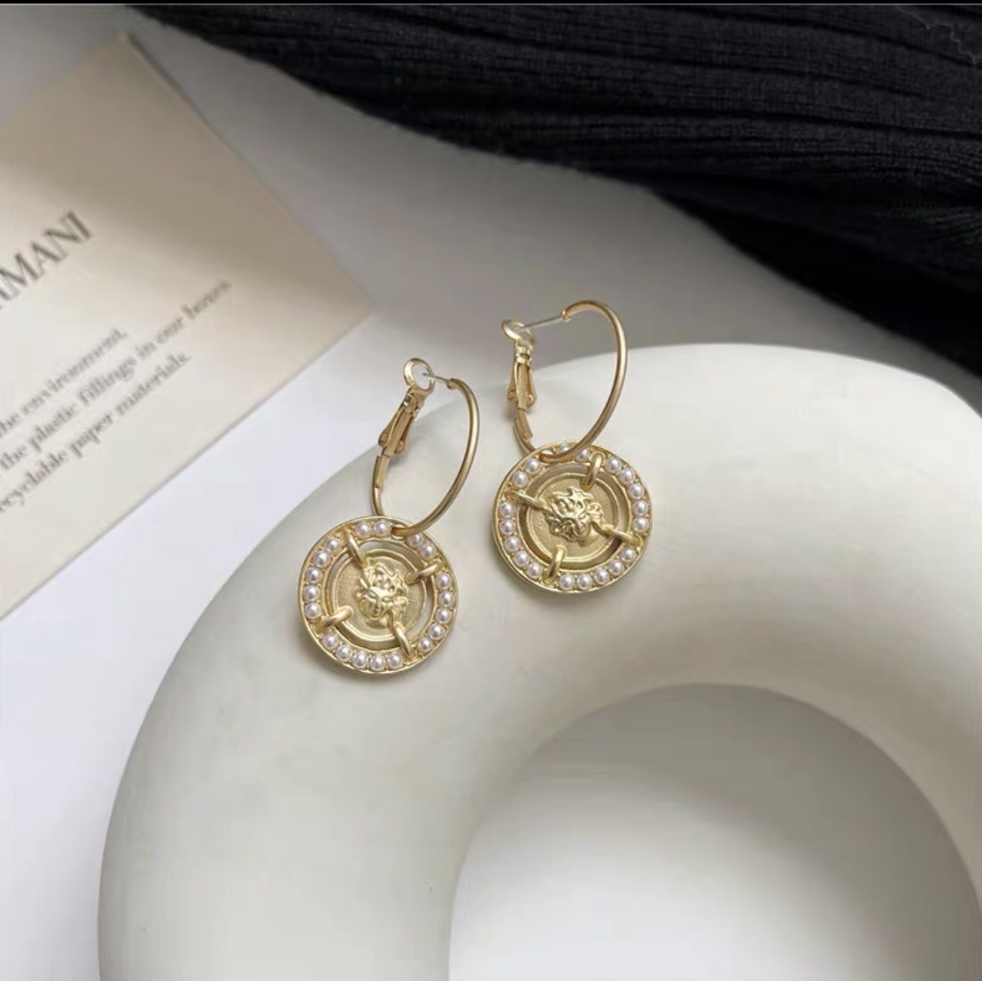 Classic and fashionable metal human head with classical pearl ear hooks