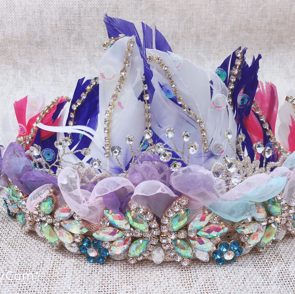 Nordic-style feather crown headwear, sparkling diamond headwear, and blue jewelry