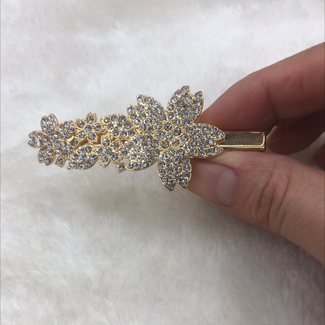 Five-petal rhinestone duck with bangs and edges