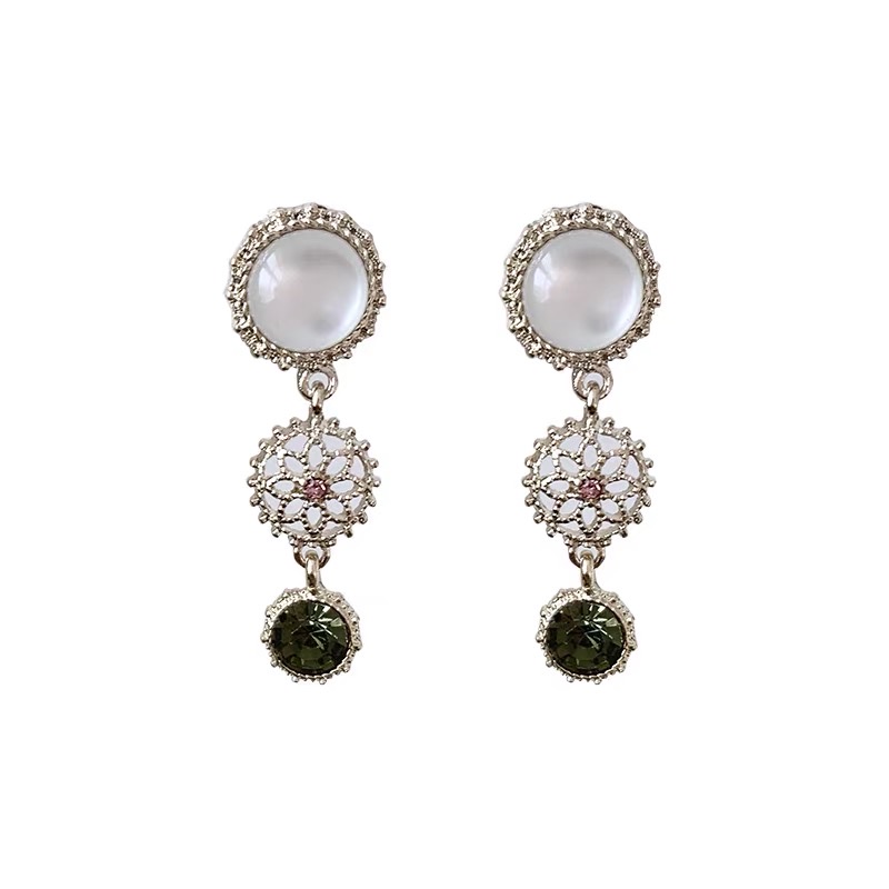 Korean version exquisite, sweet, elegant, versatile, fashionable and niche design stud earrings Application Scenario