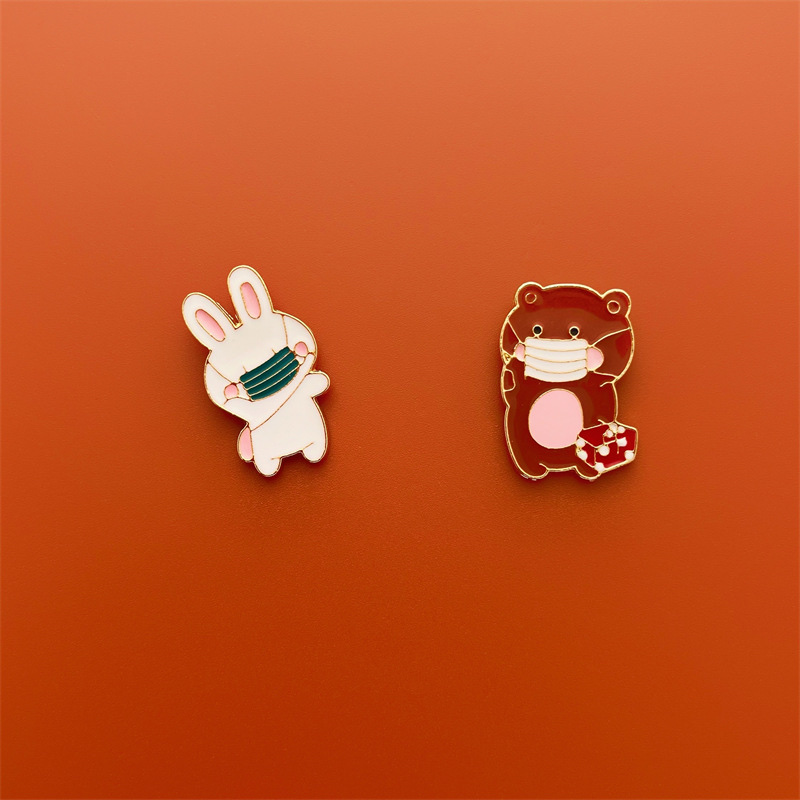 Cartoon cute little cat, bear and rabbit brooches, girlish Japanese-style couple, best friend, male and female badges, pins and accessories details Picture