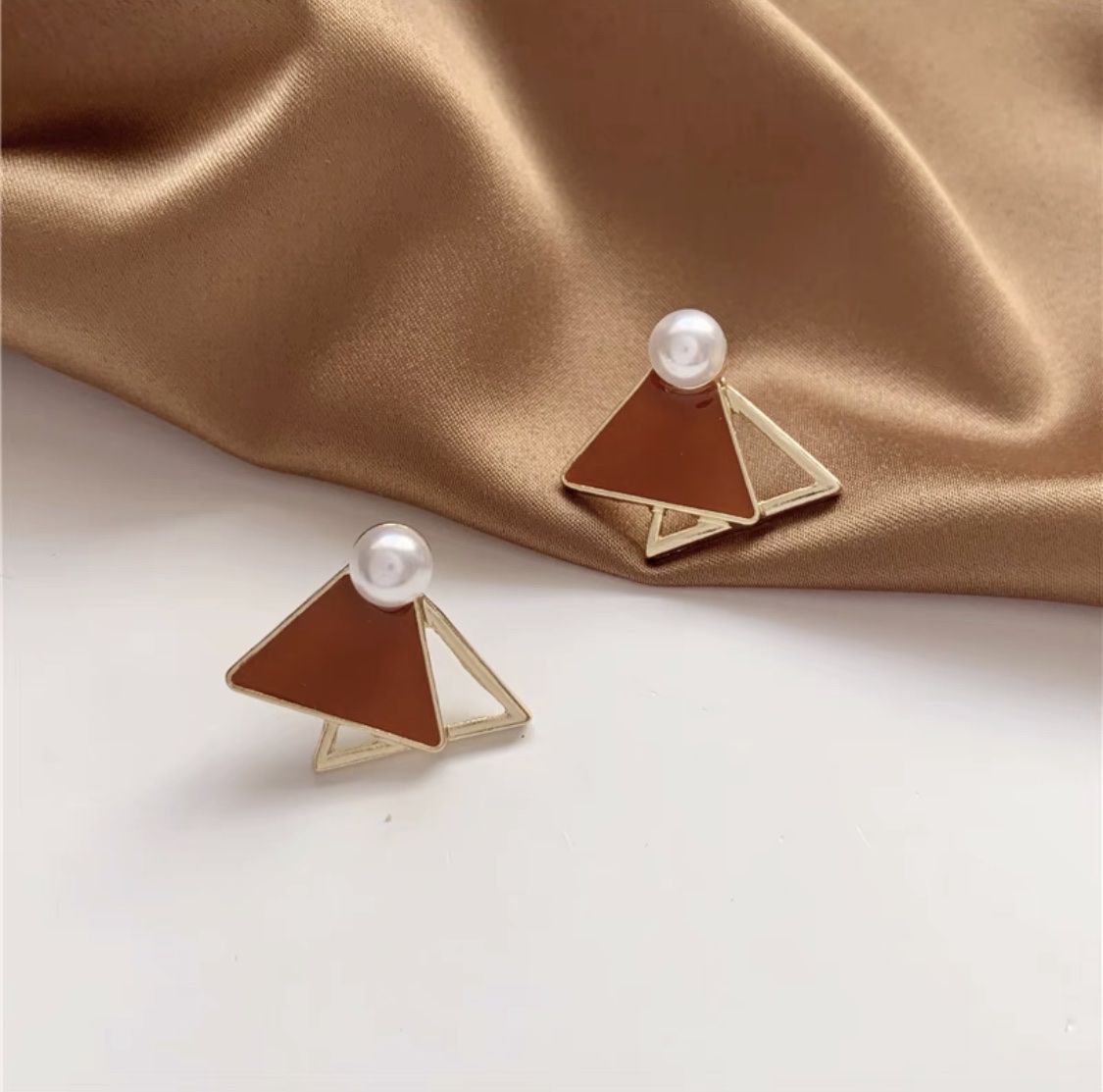 小巧简约百达气质网红小众设计三角珍珠耳钉细节图