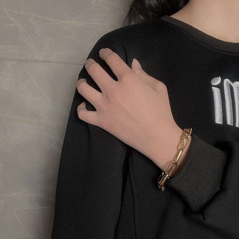 • سوار سميك مبالغ فيه، وهو عبارة عن إسارات من طراز إنس آند إنس، وهي عبارة عن مزيج من الغاز الكوري من الفولاذ المصنوع من التيتانيوم details Picture