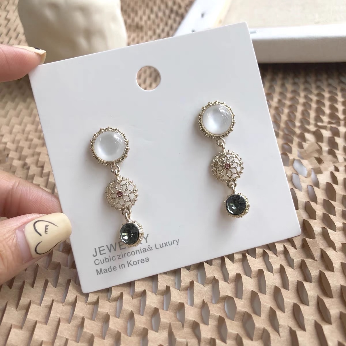 Korean version exquisite, sweet, elegant, versatile, fashionable and niche design stud earrings details Picture