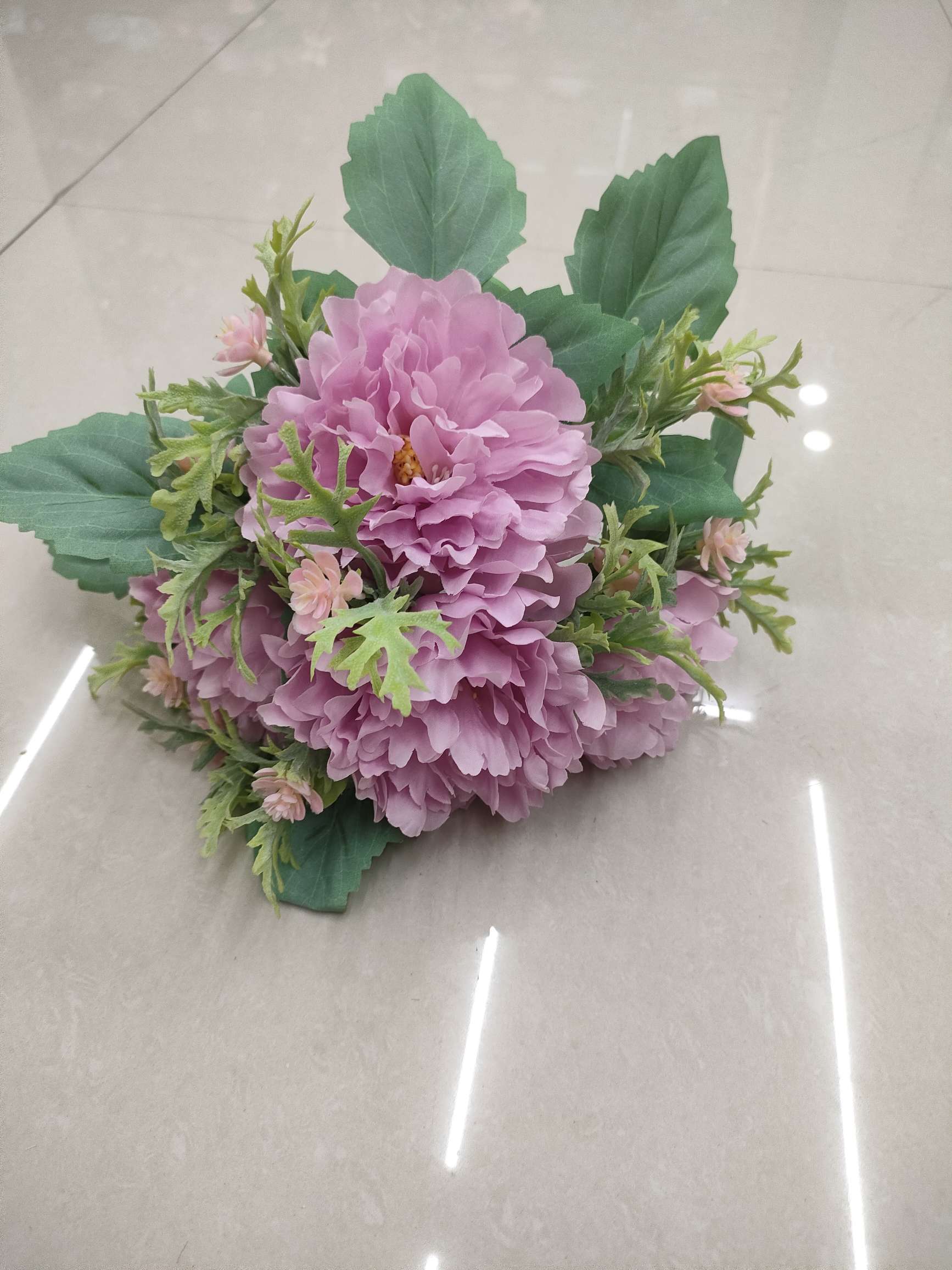 The bride is holding a bouquet of flowers Specification image