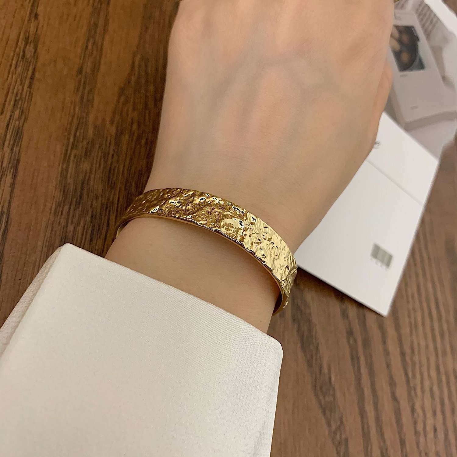 This is a new, unique, fashionable and niche design style wide-brimmed open bracelet for women, featuring a minimalist and light luxury style Application Scenario
