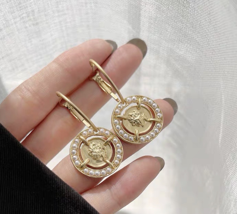 Classic and fashionable metal human head with classical pearl ear hooks Application Scenario