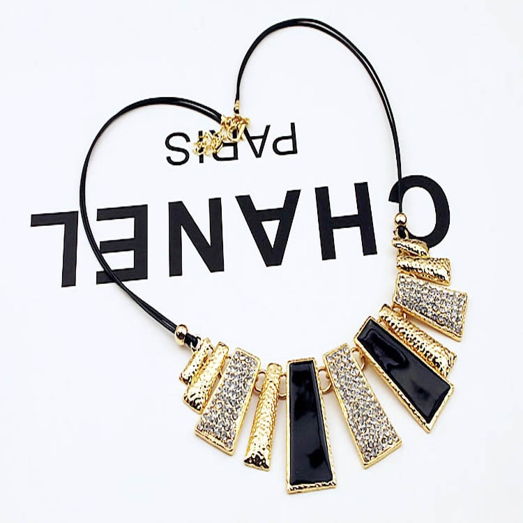 Exaggerated and beautiful irregular geometric necklaces, leather ropes, water diamonds and oil-dripping necklaces from major European and American brands for cross-border trade Application Scenario