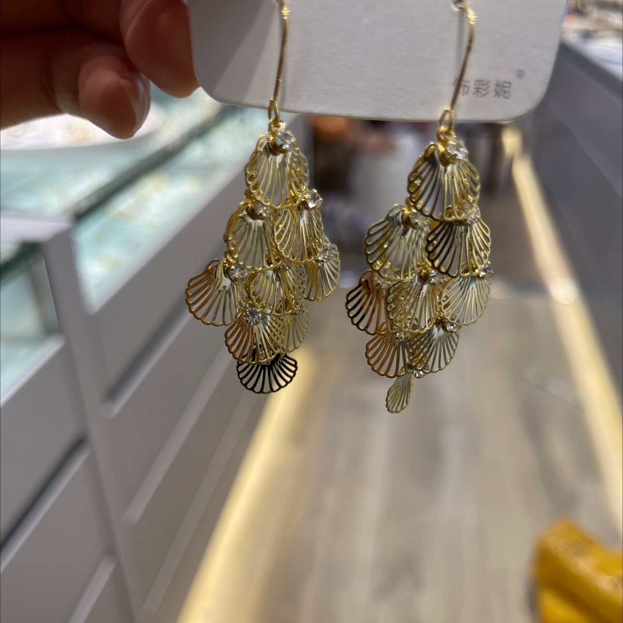Scalloped hoop earrings
