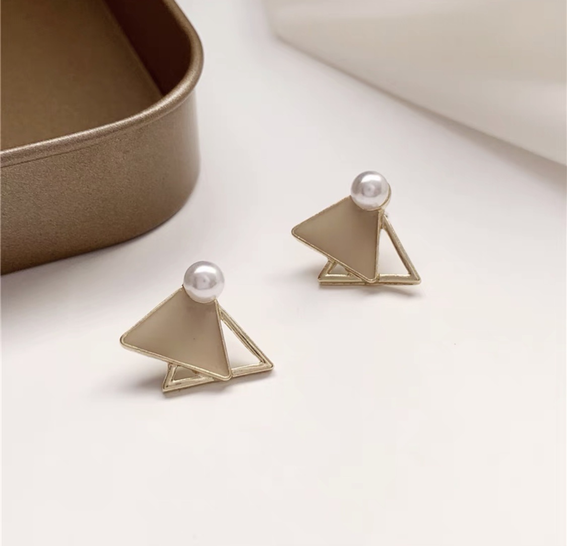 小巧简约百达气质网红小众设计三角珍珠耳钉产品图
