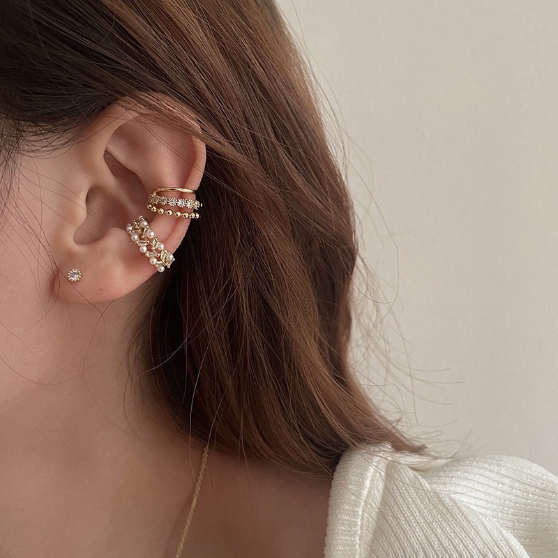 Light luxury pearl ear clips for women's summer, a unique and fashionable style with a high-end feel, no ear holes, ear bone clips, a French simple and elegant ear accessory detail image 3