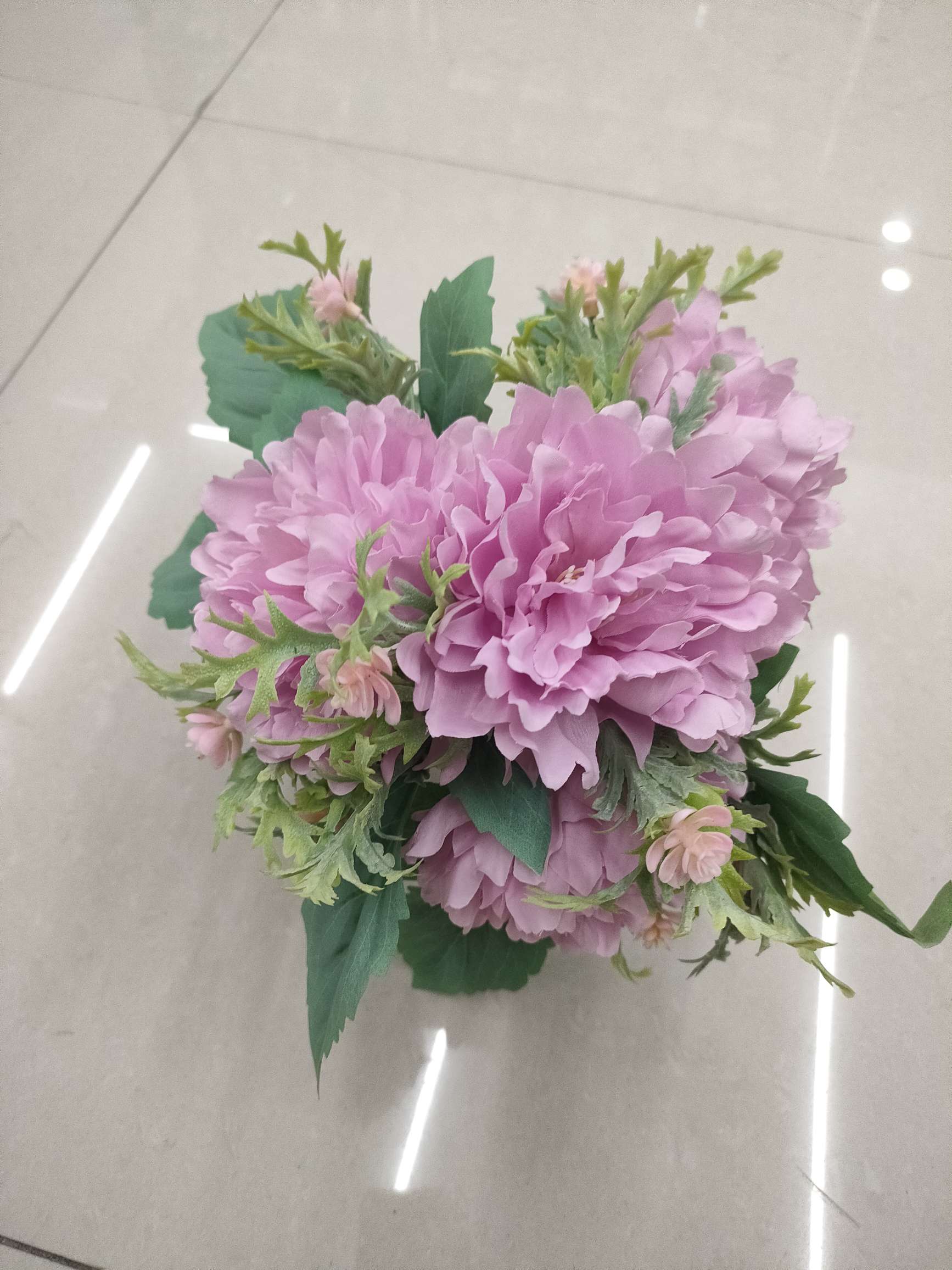 The bride is holding a bouquet of flowers details Picture
