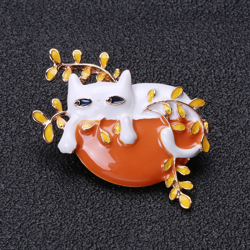 Cute lazy cat brooch available in 2 colors: black cat and white cat. Leaf corsage with anti-glare fixation Application Scenario