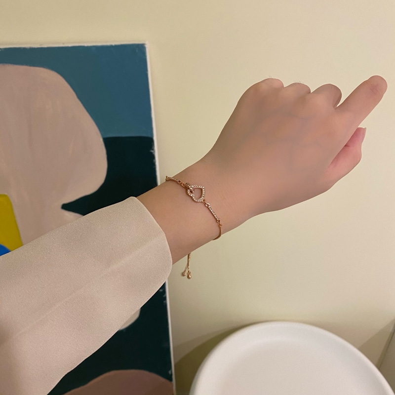 The 2021 new diamond-encrusted hollowed-out heart-shaped bracelet is a fashionable and stylish chain bracelet, a unique and trendy jewelry for women Application Scenario