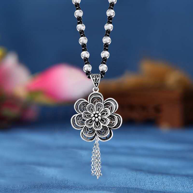 Jingpo Li Jewelry Collection Silver large beads and black beads Korean wax thread long sweater chain ~ One leaf brings wealth Application Scenario