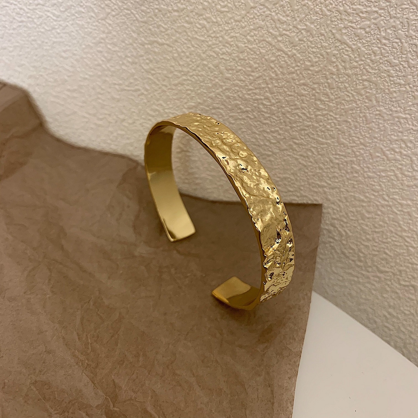 This is a new, unique, fashionable and niche design style wide-brimmed open bracelet for women, featuring a minimalist and light luxury style