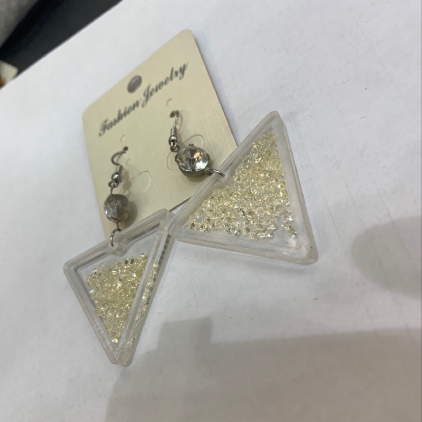 潮流时尚大方设计透明三角形细节图