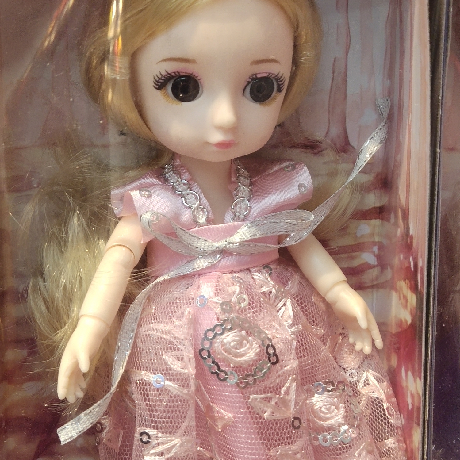 粉色衣服娃娃