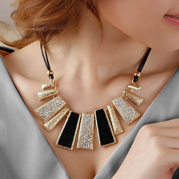 Exaggerated and beautiful irregular geometric necklaces, leather ropes, water diamonds and oil-dripping necklaces from major European and American brands for cross-border trade Specification image