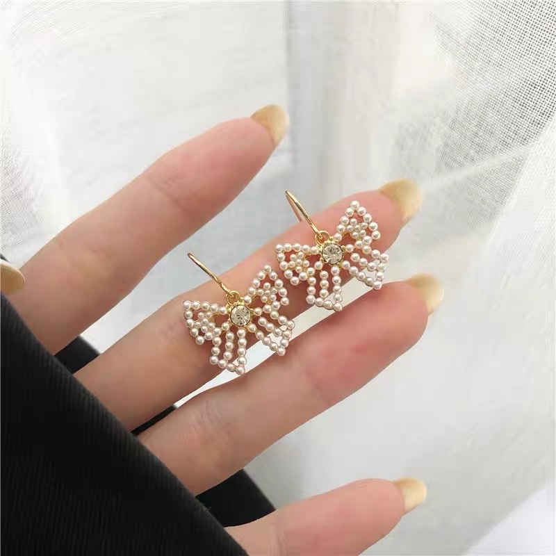 Bow element design: Fashionable, trendy and fresh ear hooks details Picture