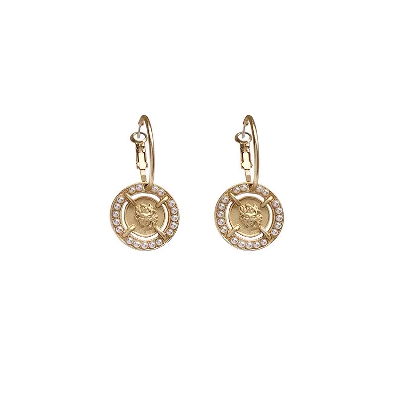 Classic and fashionable metal human head with classical pearl ear hooks Item Picture