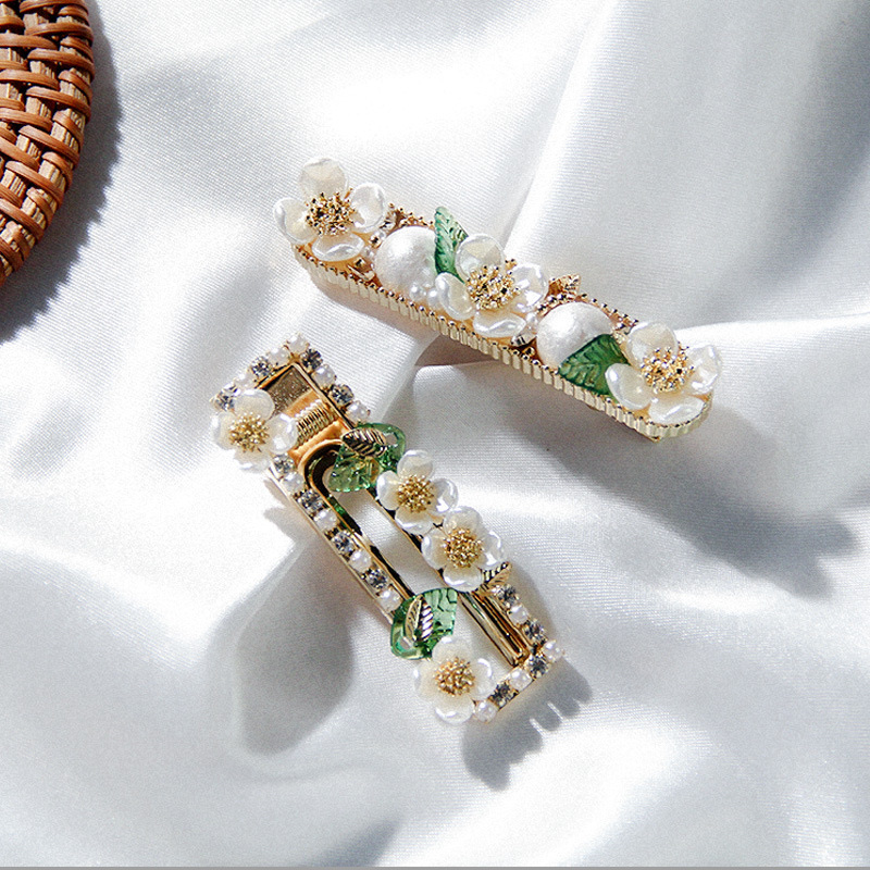 Best-selling new products: Pearl flower handcrafted hair clips, popular clips, hair accessories, headwear, fresh and cute girl's duckbill clips Item Picture