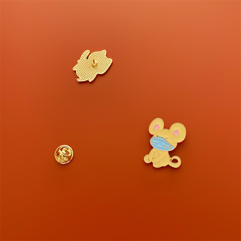 Cartoon cute little cat, bear and rabbit brooches, girlish Japanese-style couple, best friend, male and female badges, pins and accessories Application Scenario
