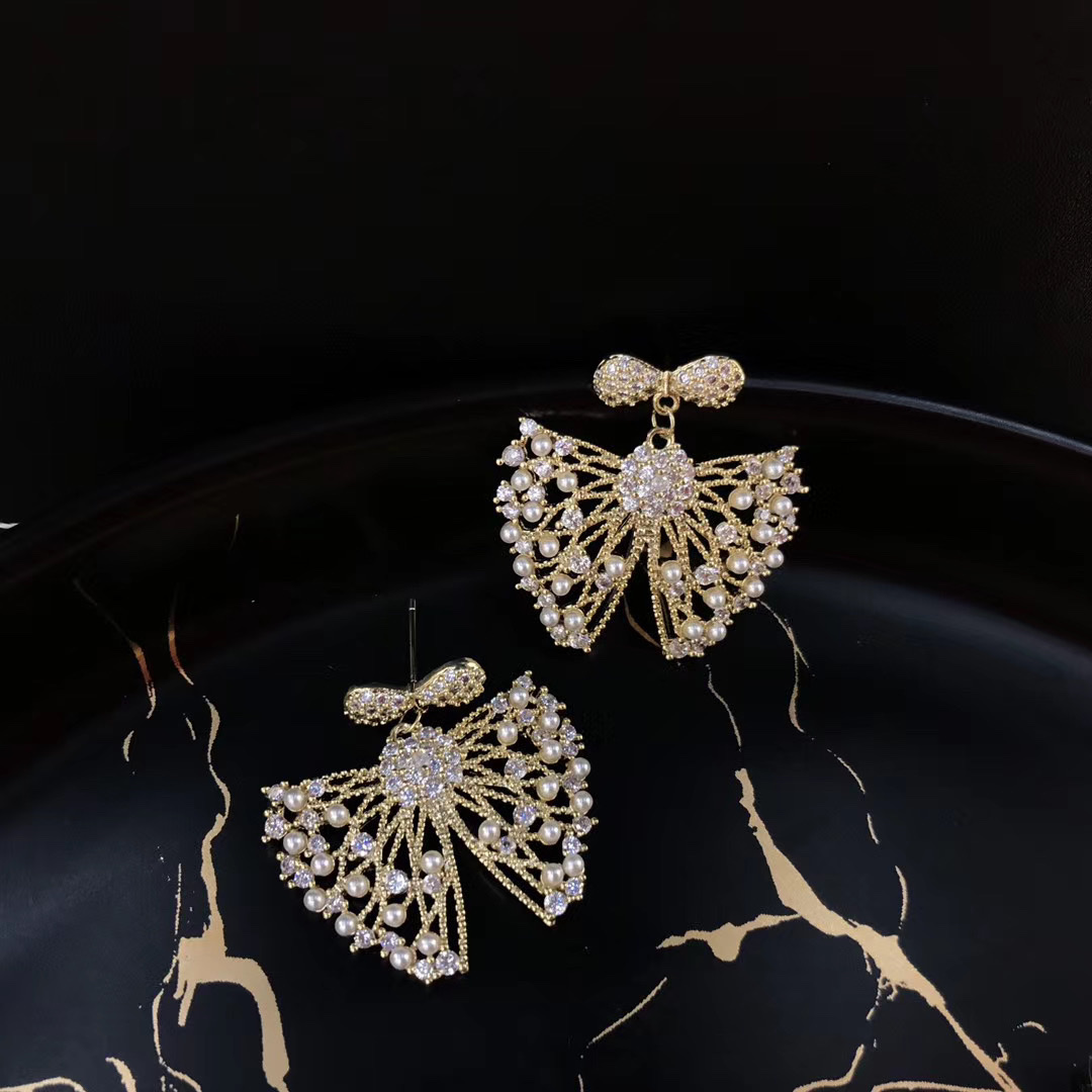 Retro and high-end cat's eye stone elegant earrings for women, 2021 new trendy design, pure silver needle long stud earrings bdnf Application Scenario