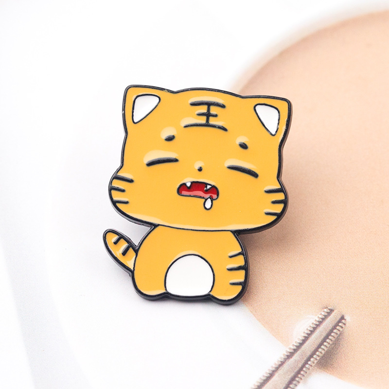 Little tiger brooch, cartoon student, cute Japanese style personality badge, animal button needle, clothes, collar needle bag, as a gift Application Scenario