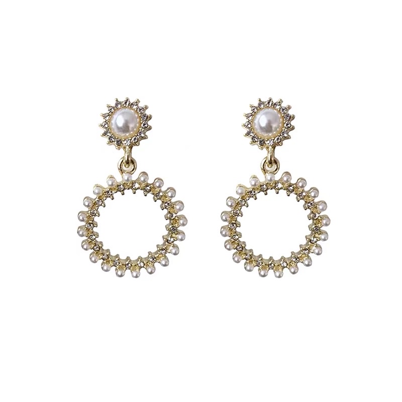 Exquisite and sweet, simple, fashionable, light luxury, versatile and essential stud earrings for banquets Item Picture