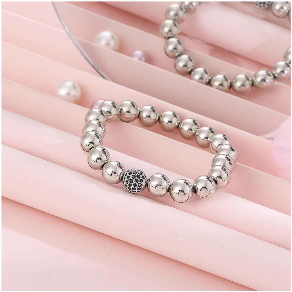 A new and popular CB bracelet with versatile European and American accessories, simple and fashionable, and a trendy bracelet details Picture