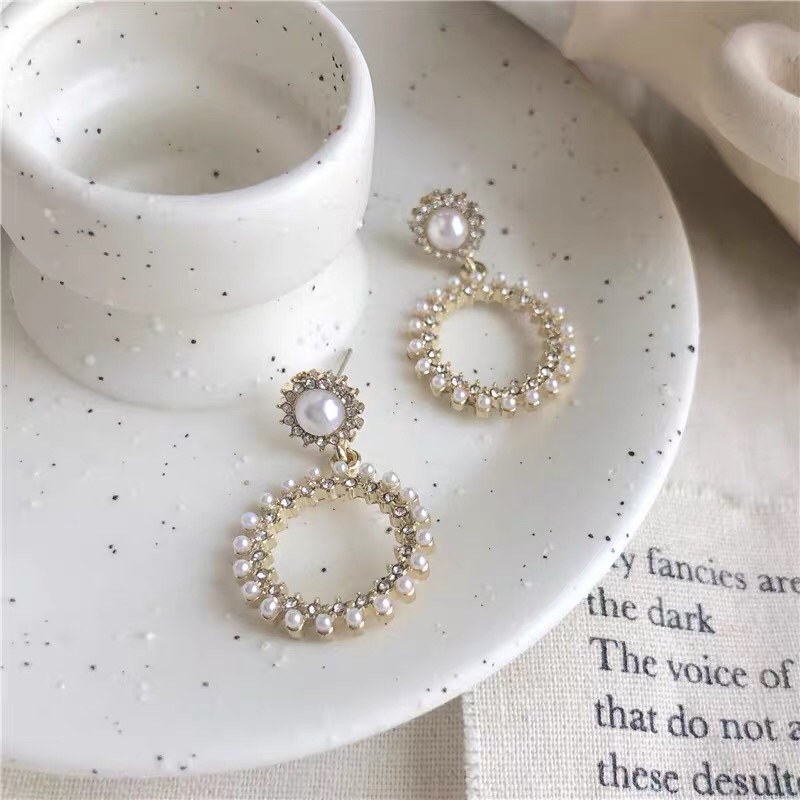 Exquisite and sweet, simple, fashionable, light luxury, versatile and essential stud earrings for banquets