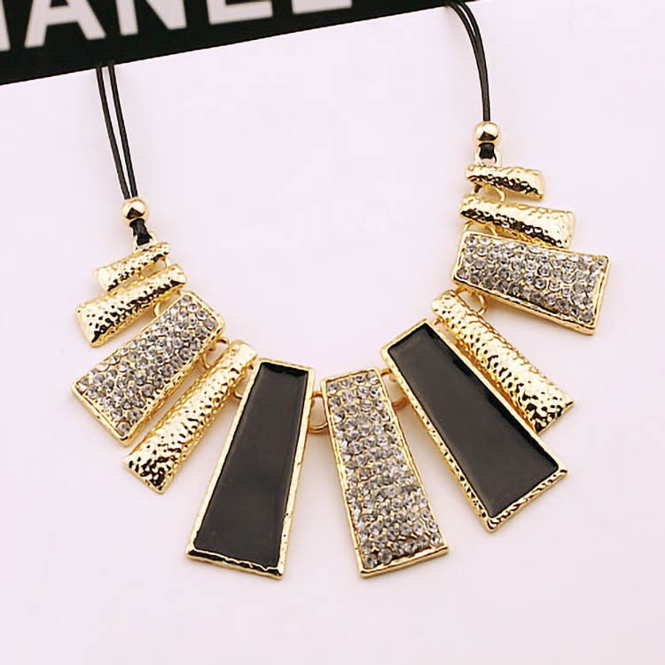 Exaggerated and beautiful irregular geometric necklaces, leather ropes, water diamonds and oil-dripping necklaces from major European and American brands for cross-border trade details Picture