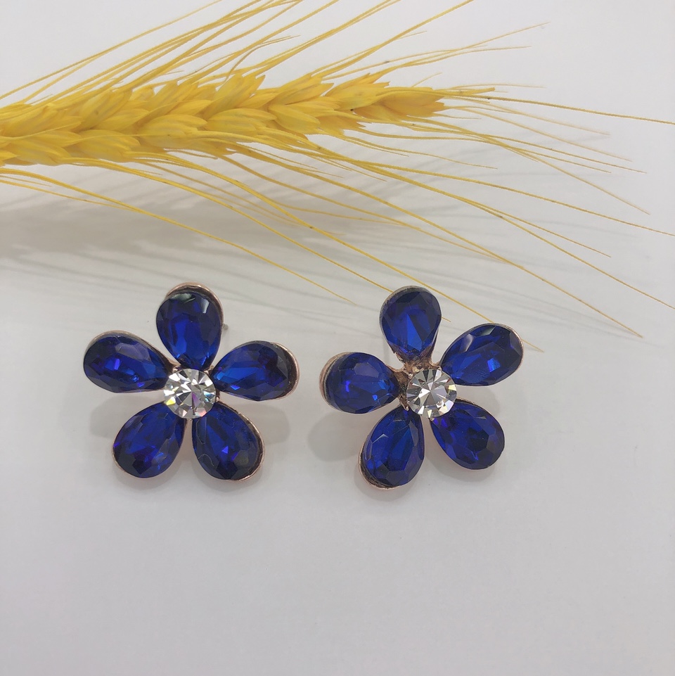 Elegant and stylish with classic glass stud earrings