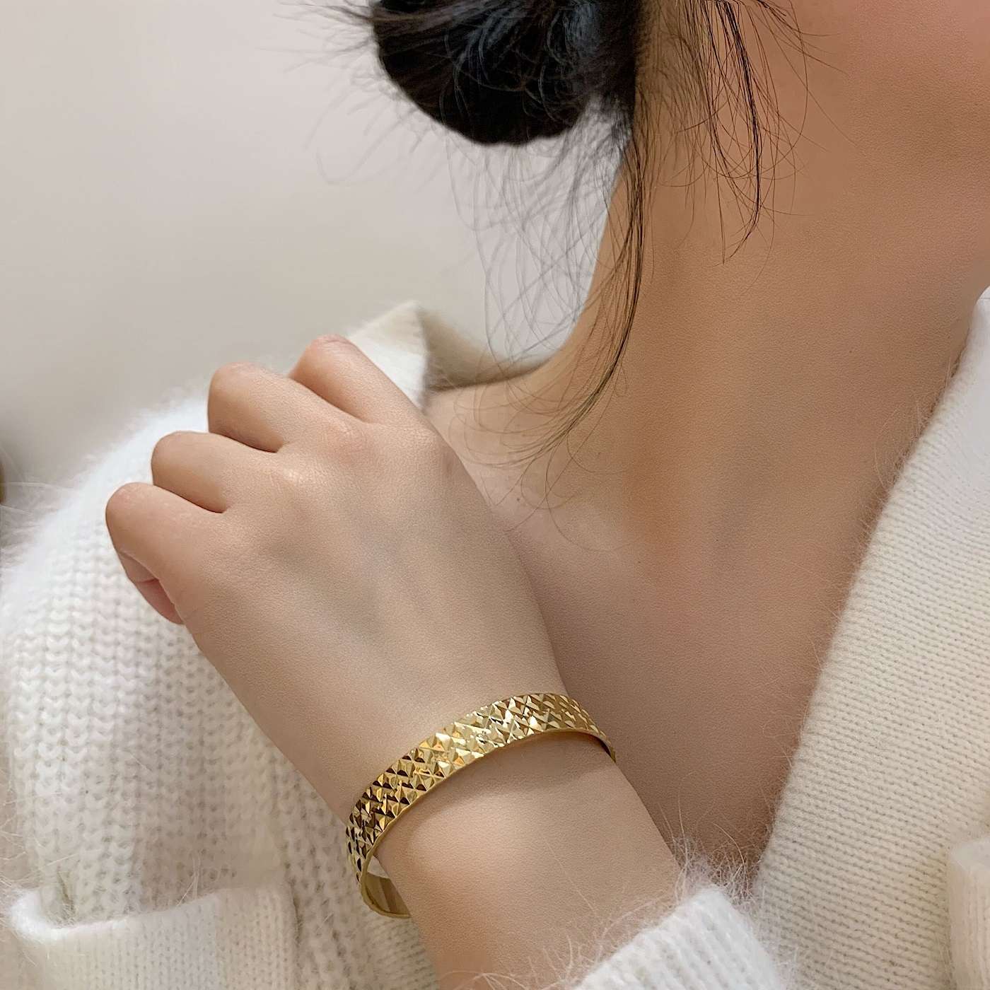 Simple and versatile, ins cold style, niche design, light luxury and high-end open bracelet, a popular female Internet celebrity wristband accessory Specification image