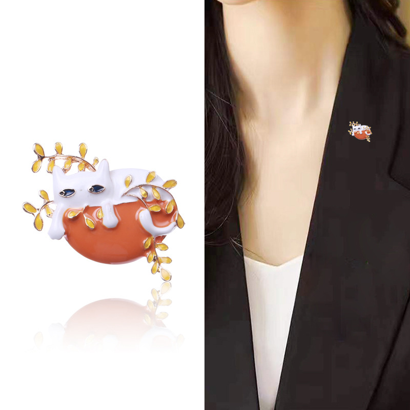 Cute lazy cat brooch available in 2 colors: black cat and white cat. Leaf corsage with anti-glare fixation Specification image