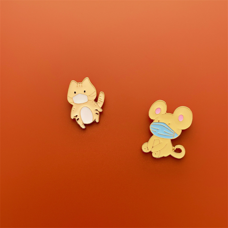 Cartoon cute little cat, bear and rabbit brooches, girlish Japanese-style couple, best friend, male and female badges, pins and accessories Specification image