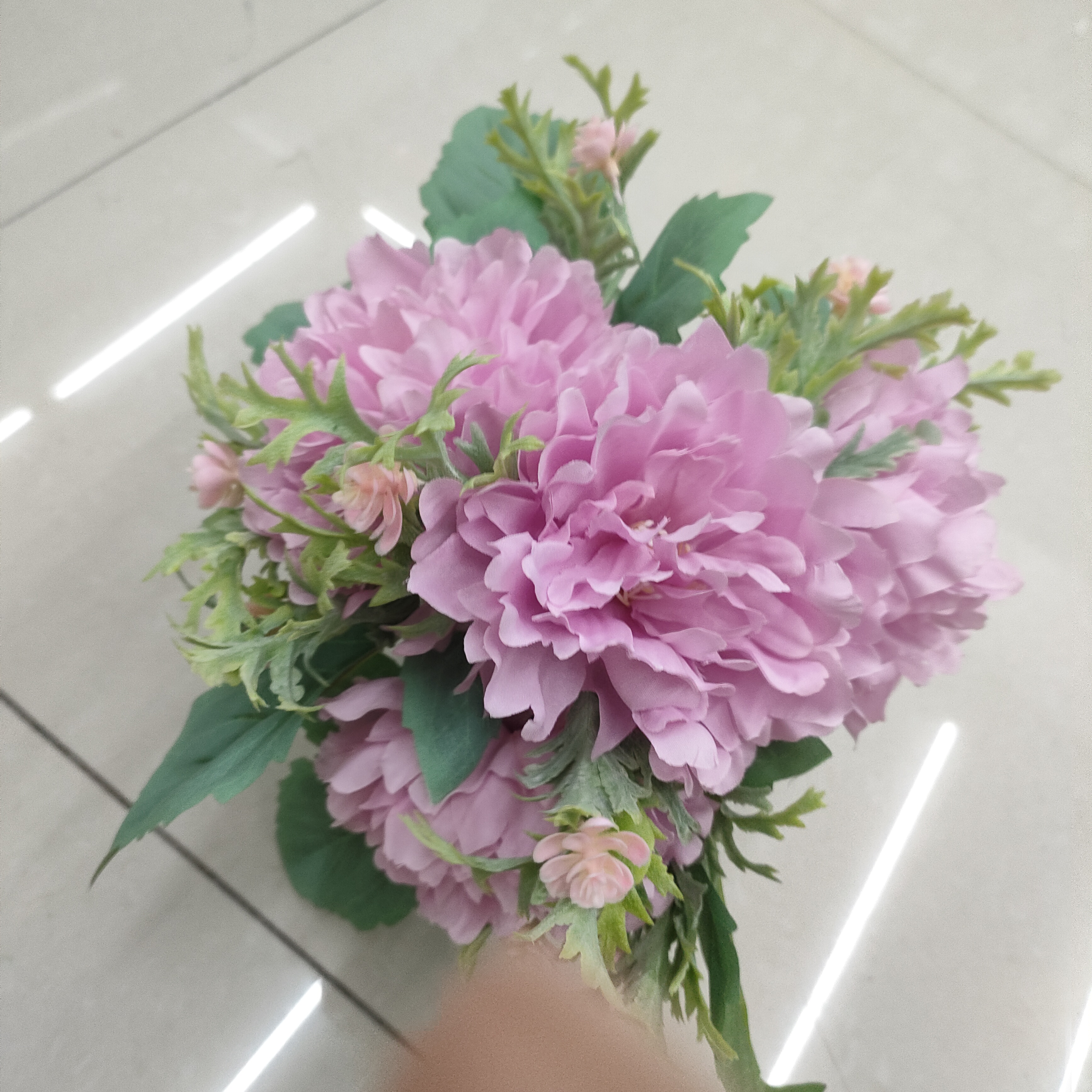 Novia mano flores