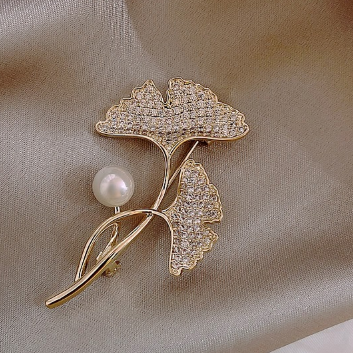 Pearl leaf brooch