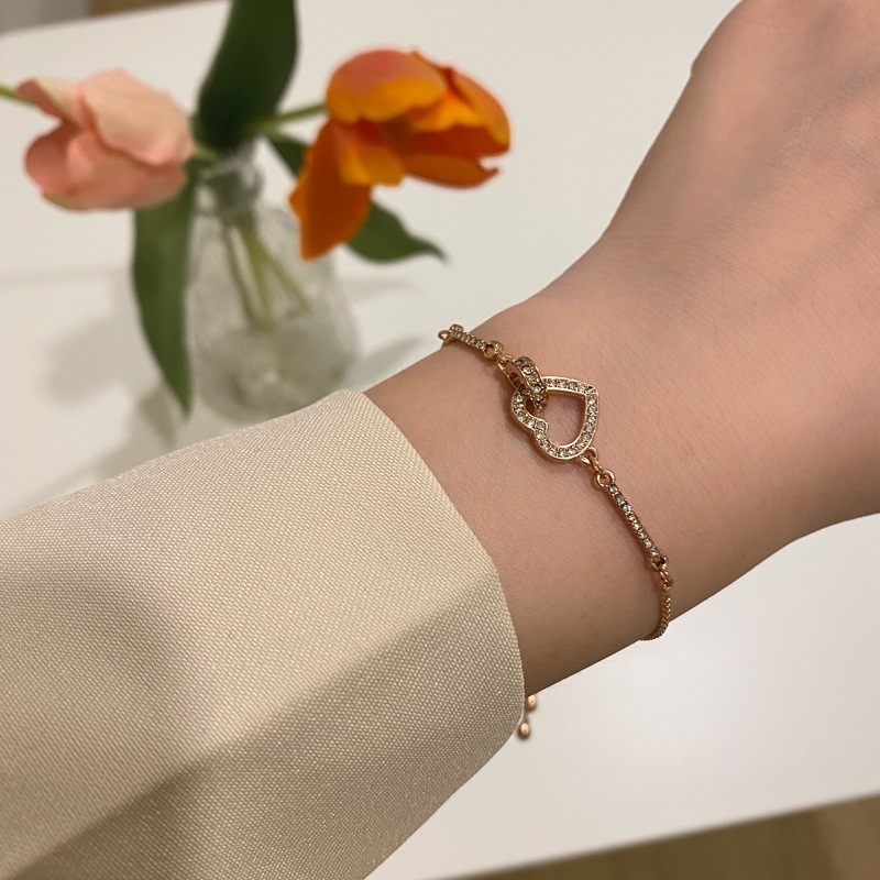 The 2021 new diamond-encrusted hollowed-out heart-shaped bracelet is a fashionable and stylish chain bracelet, a unique and trendy jewelry for women Item Picture