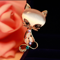 Kitten brooch