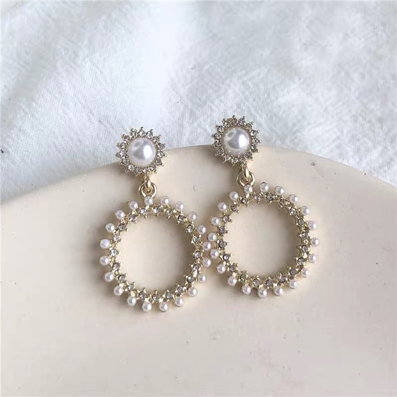 Exquisite and sweet, simple, fashionable, light luxury, versatile and essential stud earrings for banquets details Picture